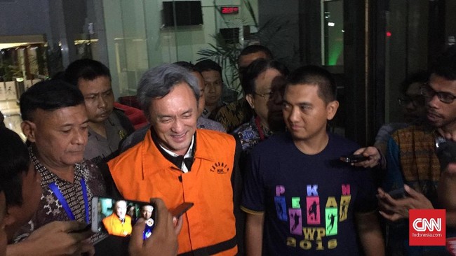 Eddy Sindoro langsung ditahan penyidik KPK sejak menyerahkan diri. Chairman PT Paramount Enterprise Internasional itu ditahan untuk 20 hari pertama.