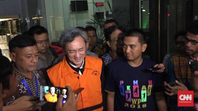 Ditahan, Eddy Sindoro Sebut Siap Jalani Proses Hukum di KPK Eddy Sindoro langsung ditahan penyidik KPK sejak menyerahkan diri. Chairman PT Paramount Enterprise Internasional itu ditahan untuk 20 hari pertama.