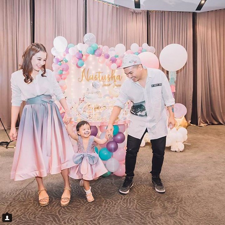 <p>Saat acara ulang tahun ke-2 Natusha. Kebahagiaan terpancar dari muka keluarga kecil ini.  (Foto: Instagram @glennalinskie)<br /><br /></p>