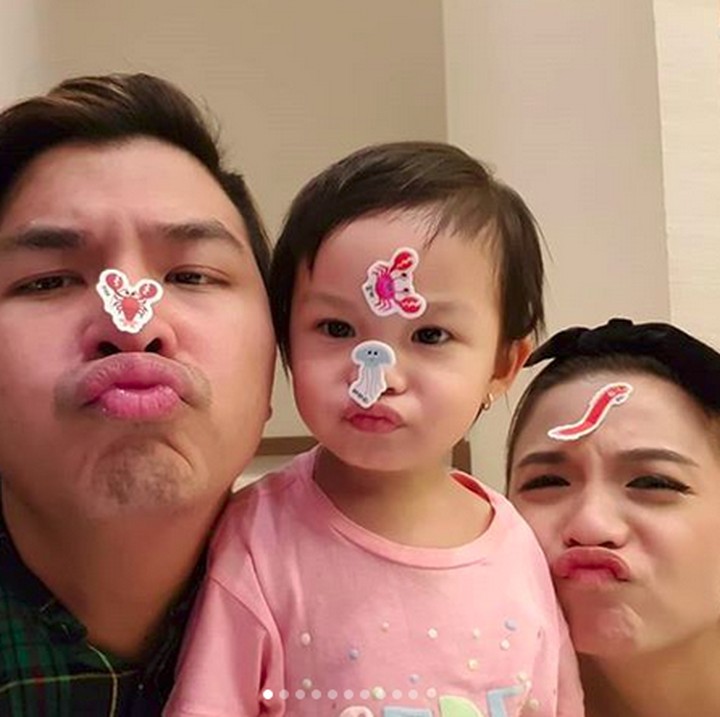 <p> Berfoto gaya duke face. Lucu banget ya, Bun. (Foto: Instagram @glennalinskie)<br /><br /></p>
