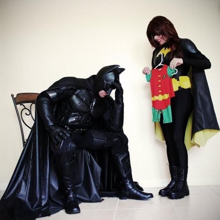 <p>Niat banget BatDad umumkan kehamilan istrinya dengan kostum ini. (Foto: Pinterest via Cafemom)</p>