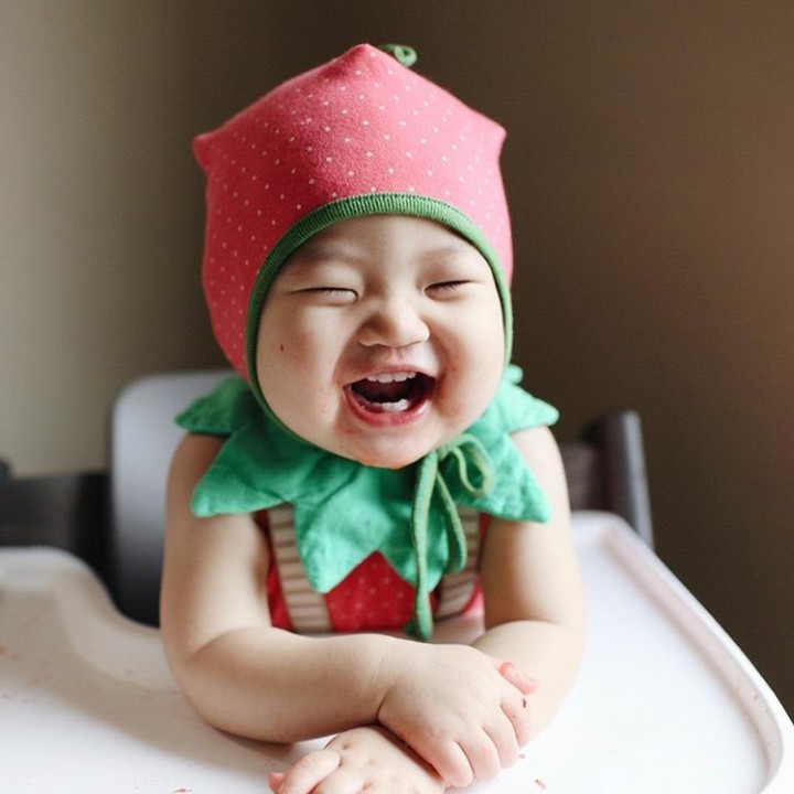 <p>Pakai kostum stroberi, Joey happy banget. (Foto: @lauraiz)</p>