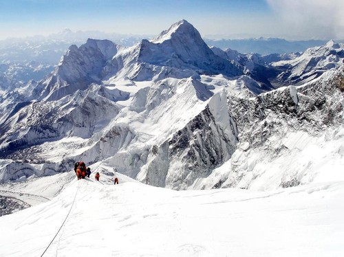 Seorang pendaki asal Jerman tewas terjatuh dari ketinggian lebih dari 1.500 meter saat menuruni Gunung Ama Dablam di Pegunungan Himalaya, Nepal.
