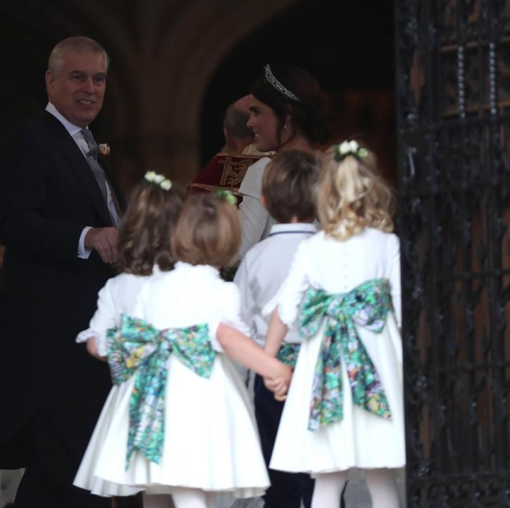 <p>Ekspresi orang-orang saat melihat para pengiring pengantin masuk ke chapel. Nggak ada yang nggak terpana. He-he-he. (Foto: Steve Parsons - WPA Pool/Getty Images)</p>