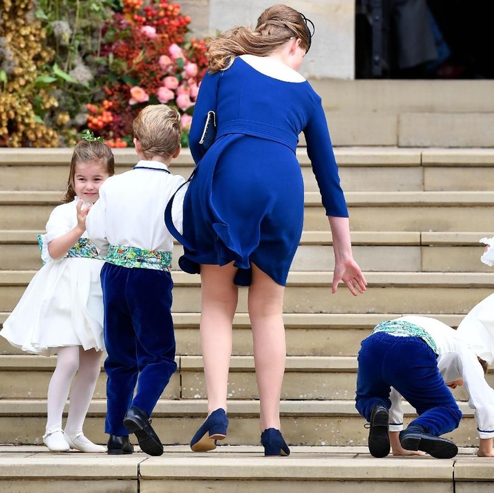 <p>Hati-hati ya, Nak, jalannya. (Foto: Toby Melville - WPA Pool/Getty Images)</p>