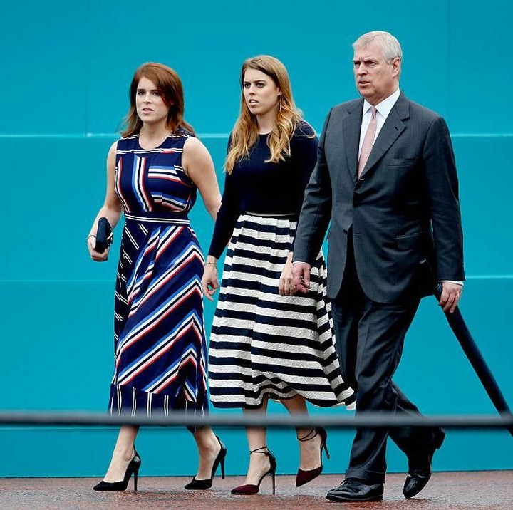 <p>Bersama sang ayah, Pangeran Andrew. (Foto: Getty Images)</p>