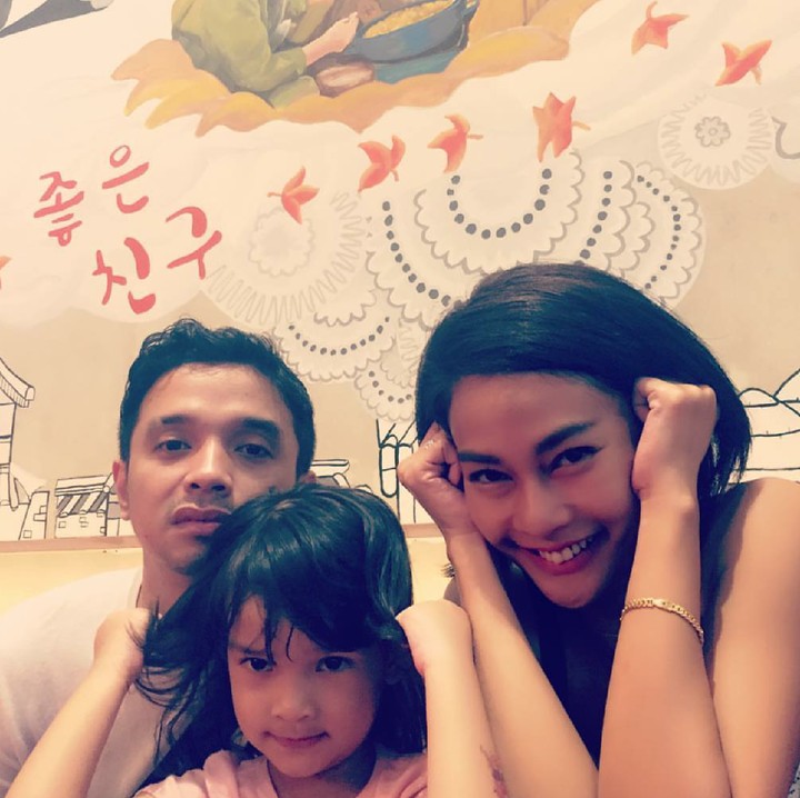 <p>Ayah Onci, Bunda Endhita, dan Kaines lagi bergaya apa ya? Hi-hi. (Foto: Instagram Endhita)</p>