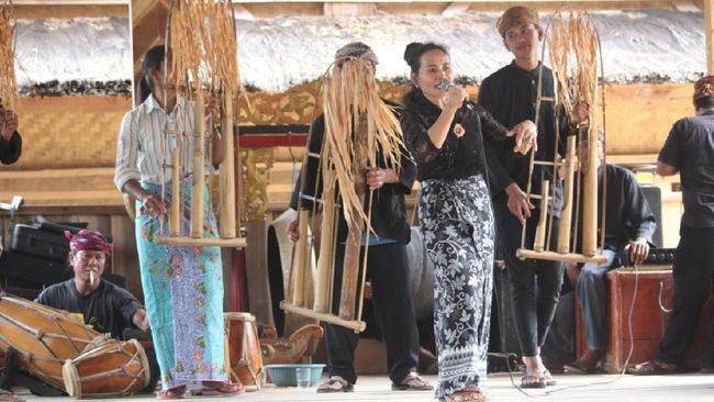 Festival Geopark Ciletuh mengakomodir kebudayaan lokal dengan diawali upacara Syukur Bumi.
