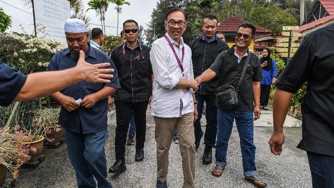 Anwar Ibrahim ikut serta dalam pemilu sela Malaysia yang berlangsung Sabtu (13/10).