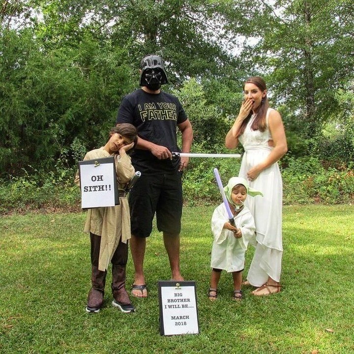 <p>Sekeluarga kompak memakai kostum dari film <em>Star Wars</em> saat mengumumkan kehamilan. (Foto: Instagram @bellatrixfit) </p>