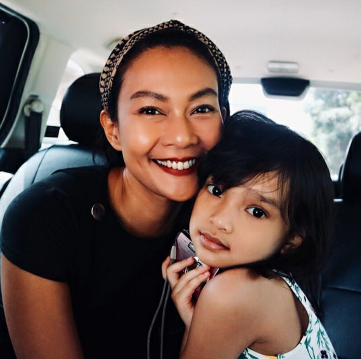 <p>Endhita dan Kaines difotoin ayah Onci nih. Bunda dan gadis ciliknya sama-sama cantik. (Foto: Instagram Endhita)</p>