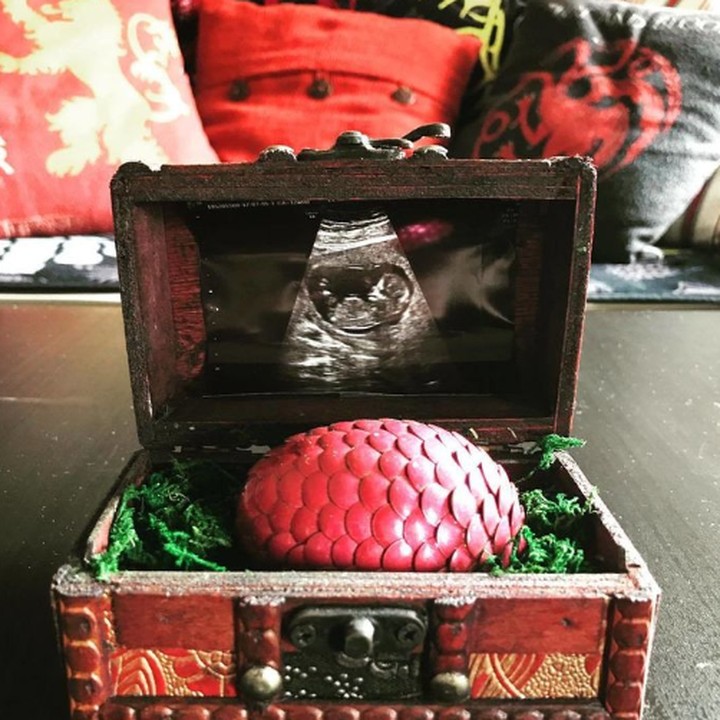 <p>Pengumuman kehamilan terispirasi dari telur naga di film seri <em>The Game of Thrones</em>. (Foto: Instagram @texastravelchic)</p>