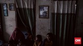 FOTO: Menyelamatkan Asep dari Borgol Jiwa Gangguan kesehatan jiwa skizofernia bisa dialami sejak dini, seperti kisah Asep Kosasih yang kini telah dipasung 22 tahun.
