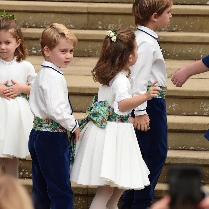 <p>Tampaknya Pangeran George dan Putri Charlotte kebingungan ya, Bun? He-he-he. (Foto: Jeremy Selwyn - WPA Pool/Getty Images)</p>