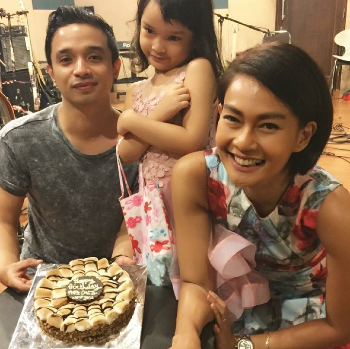 <p>Momen manis seperti ultah juga harus dirayakan bareng dong biar afdol. He-he-he. (Foto: Instagram Endhita)</p>