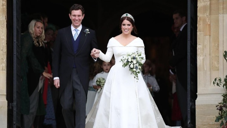 WINDSOR, ENGLAND - OCTOBER 12:  The bride Princess Eugenie of York with her father Prince Andrew, Duke of York arrives by car for her Royal wedding to Mr. Jack Brooksbank at St. George's Chapel on October 12, 2018 in Windsor, England.  (Photo by Chris Jackson/Getty Images)