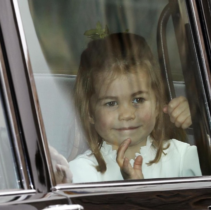 <p>Seperti biasa, Putri Charlotte paling ramah dan rajin menyapa dari dalam mobil. (Foto: Alastair Grant - WPA Pool/Getty Images)</p>