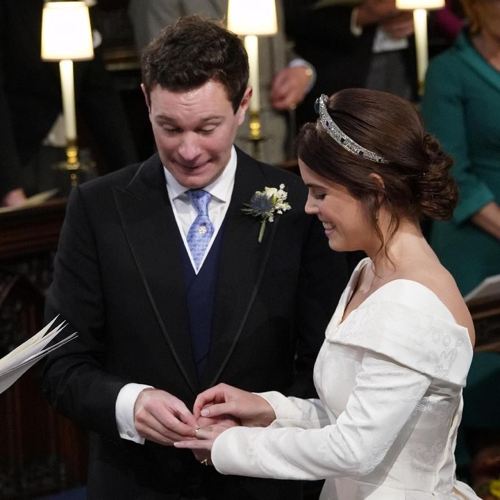 Ups, saking tegangnya sampai cincin sulit masuk ke jari Putri Eugenie nih. He-he-he. (Foto: Danny Lawson - WPA Pool/Getty Images)