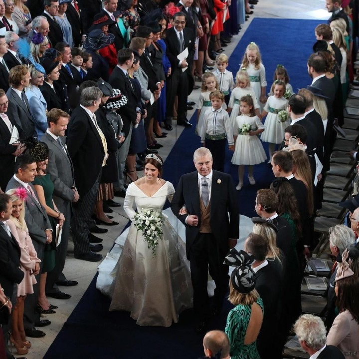 Putri Eugenie berjalan menyusuri capel didampingi ayah tercinta diikuti para pengiring pengantin cilik yang menggemaskan. (Foto: Yui Mok - WPA Pool/Getty Images)