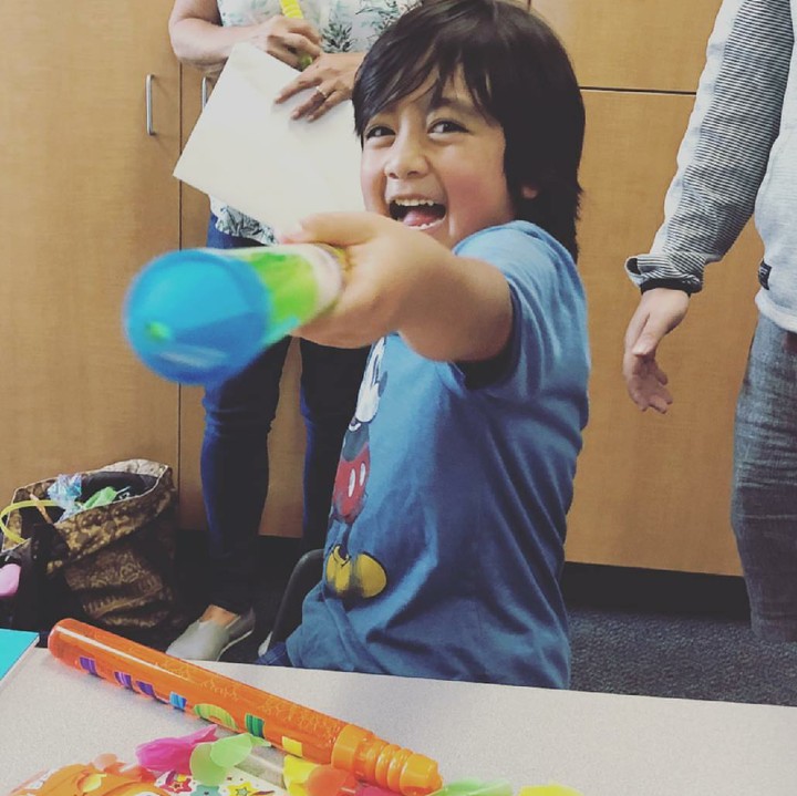 <p>Siapa sih yang nggak tahu channel YouTube Ryan Toys Review. Dengan dibantu orang tuanya, Ryan bisa dapat pendapatan luar biasa dari channel YouTube-nya. Meski begitu, ayah dan bundanya tetap menjaga privasi Ryan. (Foto: Instagram/ryansfamilyreview)</p>