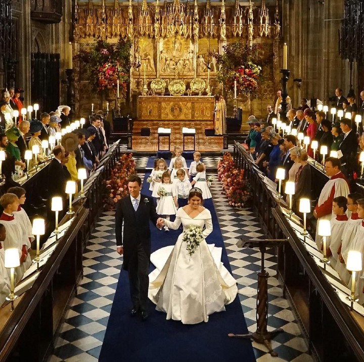 Putri Eugenie dibantu pengiring laki-laki dan perempuan cilik dari keluarganya, termasuk Putri Charlotte dan Pangeran George. (Foto: Jonathan Brady - WPA Pool/Getty Images)
