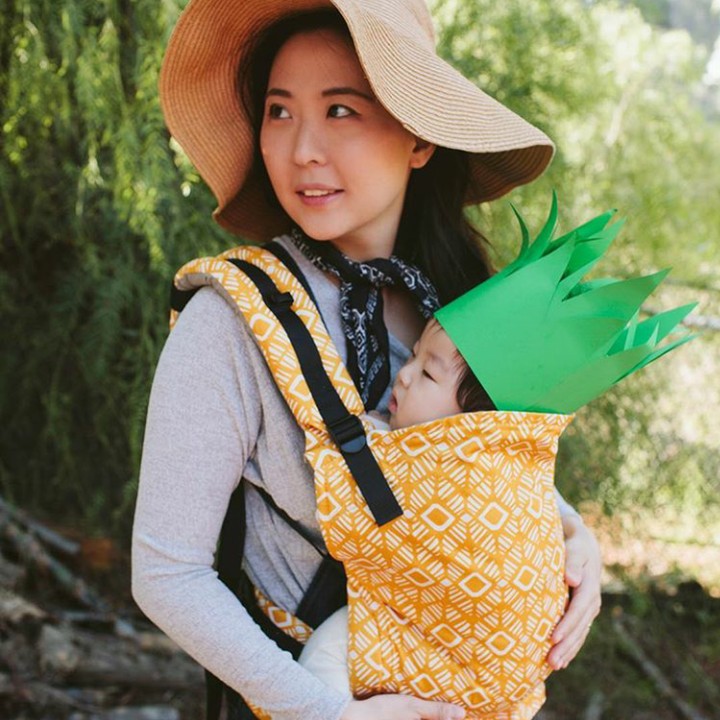 <p>Bersama Bunda Laura yang menggendong bayi nanas, he-he-he. (Foto: @lauraiz)</p>