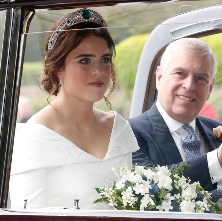 Pengantin Putri Eugenie dari York bersama ayahnya Pangeran Andrew, Duke of York tiba di St. George's Chapel pada 12 Oktober 2018 di Windsor, Inggris. (Foto: Chris Jackson/Getty Images)