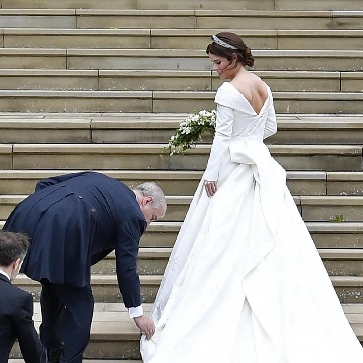 Sang ayah dengan senang hati membenarkan gaun putrinya. So sweet! (Foto: Toby Melville - WPA Pool/Getty Images)