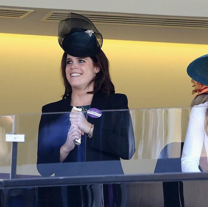 <p>Setiap kali acara resmi, Putri Eugenie dan Putri Beatrice kompak dan seringkali datang bersama. (Foto: Getty Images)</p>