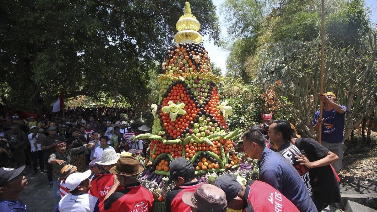 FOTO : Menengok Tradisi Gulat Okol di Surabaya