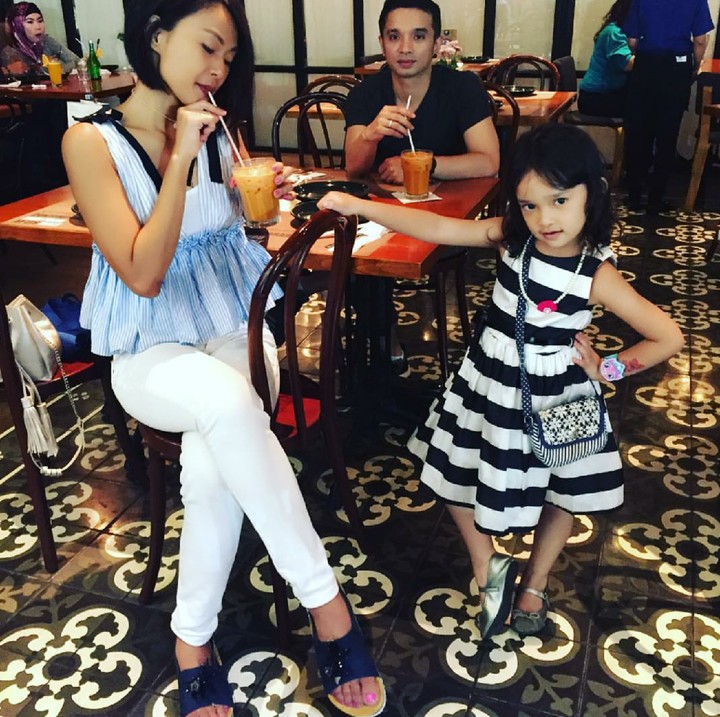 <p>Kaines udah pinter bergaya lho di depan ayah bundanya. (Foto: Instagram Endhita)</p>