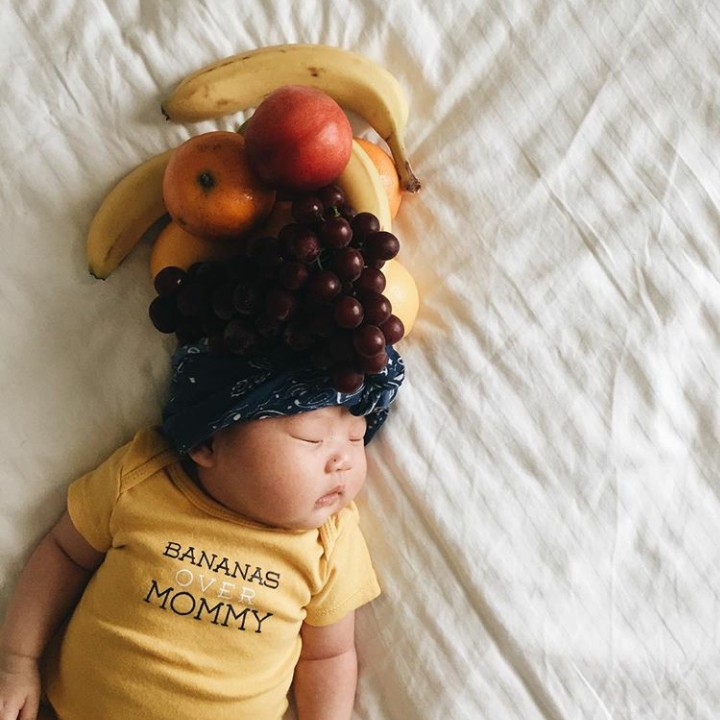 <p>Pakai topi dari buah-buahan, Joey seperti ikut karnaval. (Foto: @lauraiz)</p>