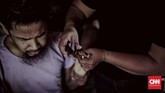 FOTO: Menyelamatkan Asep dari Borgol Jiwa Gangguan kesehatan jiwa skizofernia bisa dialami sejak dini, seperti kisah Asep Kosasih yang kini telah dipasung 22 tahun.
