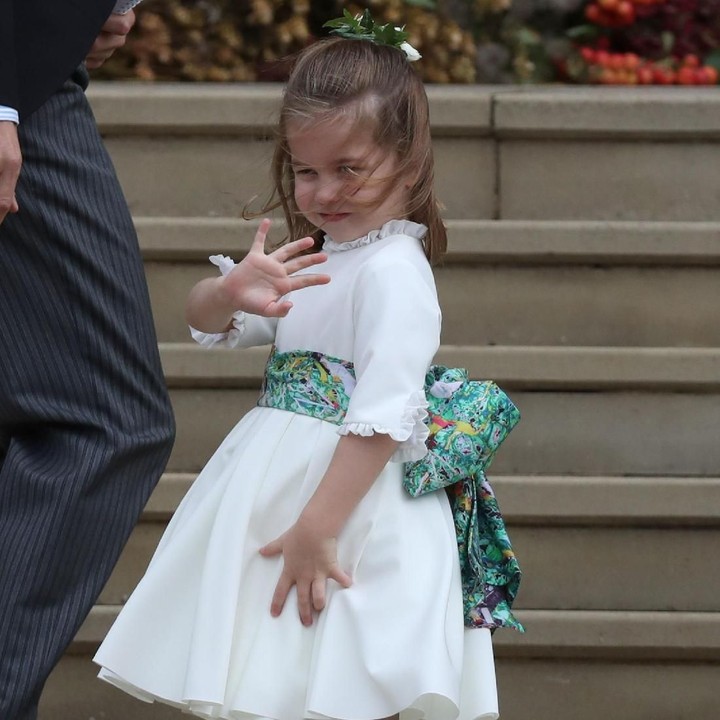 <p>Kondisi berangin kencang tak menyurutkan semangat Putri Charlotte untuk jadi pengiring pengantin. (Foto: Steve Parsons - WPA Pool/Getty Images)</p>