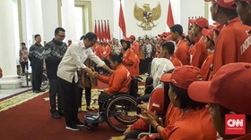 Jokowi Serahkan Bonus Atlet Peraih Medali Asian Para Games