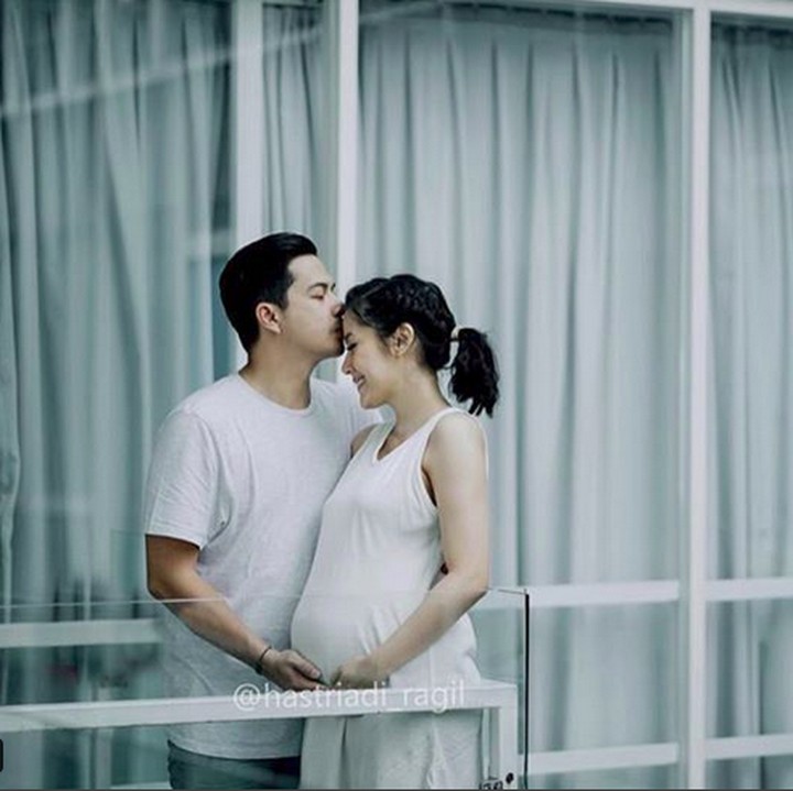 <p> Kecupan sayang dari suami tercinta, muach! (Foto: Hastriadi Ragil melalui Instagram @ardinarasti6)</p>