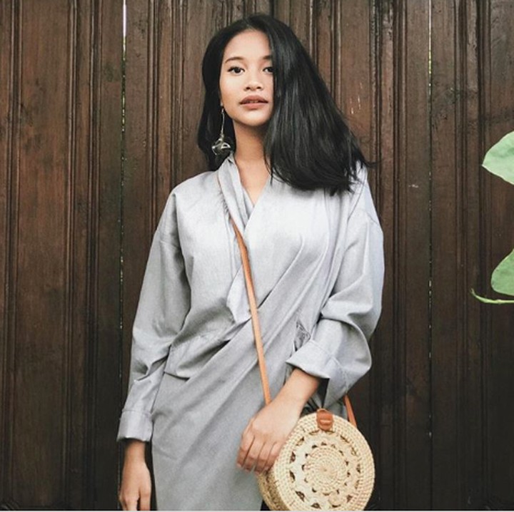 <p>Beberapa hari lalu, Adira baru saja merayakan ulang tahunnya yang ke-19. Momen itu dirayakan bersama Aldi dan <a href="https://hot.detik.com/celeb/3976508/lahirkan-anak-ke-3-ririn-dwi-ariyanti-jalani-operasi-caesar-lagi" target="_blank">Ririn Dwi Ariyanti </a>yang menjadi ibu sambung untuk Adira. (Foto: Instagram @adirakania)</p>