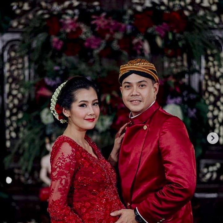 <p>Waktu mengadakan acara 7 bulanan kehamilan Rasti. (Foto: Hastriadi Ragil melalui Instagram @ardinarasti6)</p>
