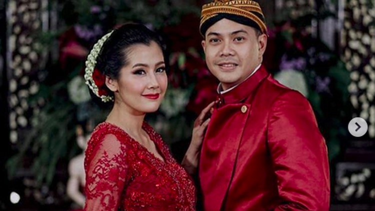 Ardina Rasti hamil