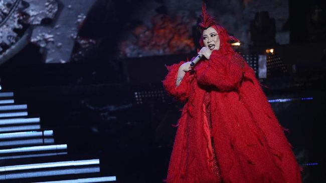 Melly Goeslaw mengakui memang sudah punya selera berpakaian 'aneh' sejak dulu. Bahkan dia pernah membawa aki dan menyembunyikannya di balik baju.