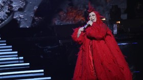 Melly Goeslaw Pernah Bawa Aki di Balik Baju demi Nyentrik