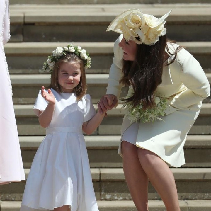 <p>Setiap pergi ke acara formal Kerajaan Inggris maupun pernikahan, Kate Middleton tak segan untuk mengajari Pangeran George dan Putri Charlotte sopan santun. (Foto: Getty Images)</p>