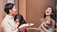 <p>Adira memberikan potongan kue perdana pada <a href="https://www.instagram.com/p/BowRxO0g5Mj/?hl=en&taken-by=adirakania" target="_blank">Aldi 'Bragi'. </a>Aldi nampak kaget saat diberi kehormatan itu.<em>"</em>You know I will always be your little girl<em>,</em>" tulis Adira di akun Instagramnya. (Foto: Instagram @adirakania)</p>