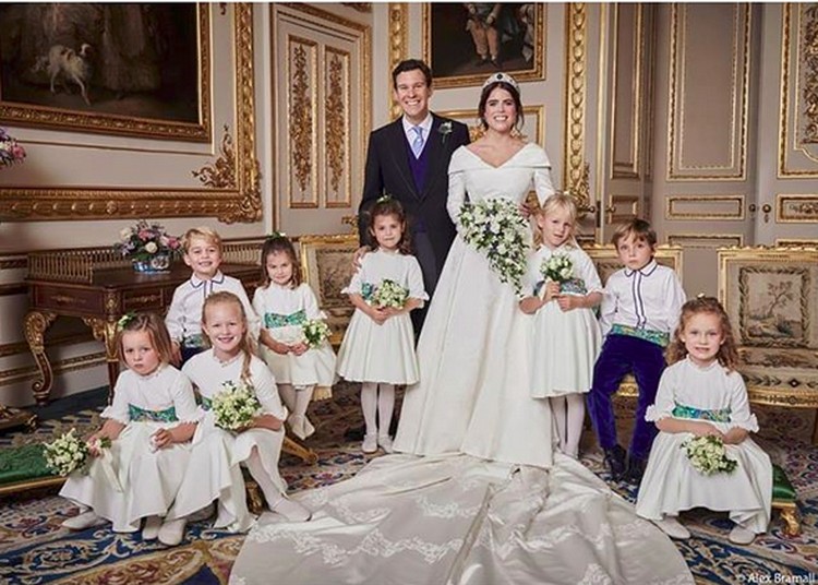 Tips Foto Keluarga Ciamik Seperti di Pernikahan Putri Eugenie Putri Eugenie dan Jack Brooksbank merilis foto pernikahan bersama keluarga mereka. Ini cara memotret agar ciamik seperti foto pernikahan Putri Eugenie.