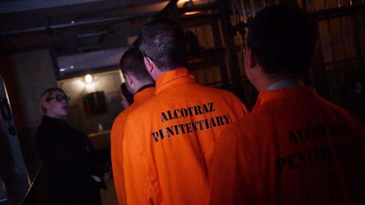 FOTO: Menikmati Koktail 'Penjara' Alcotraz