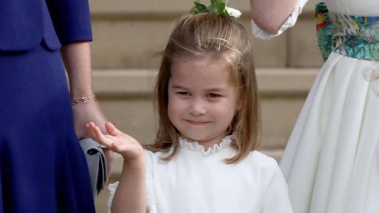 Putri Charlotte percaya diri banget pada pernikahan Putri Eugenie. Betapa tidak, dia tidak takut tampil di depan orang banyak dan sangat luwes.