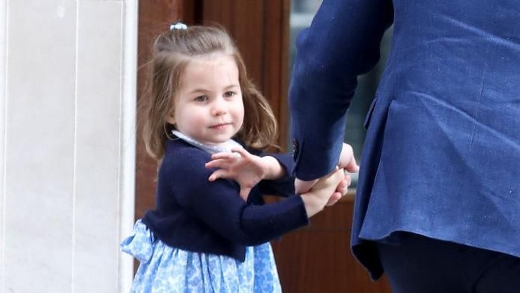 Menguncir rambut anak bisa jadi hal yang tak mudah dilakukan ayah, termasuk bagi Pangeran William.