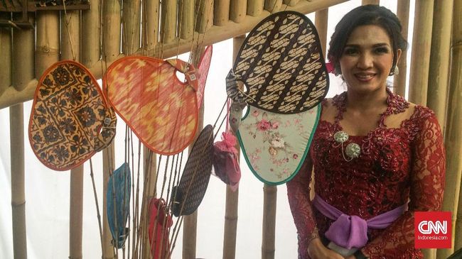 Kipas-kipas yang diproduksi A.A.A Mas Utari, seorang pengrajin kipas dari Bali, sering kali mencuri perhatian tamu IMF-Bank Dunia.
