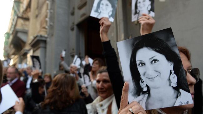 Tersangka Pembunuh Jurnalis Malta Tak Kunjung Diadili Proses penyelidikan pembunuhan Daphne Caruana Galizia sudah berlangsung hampir dua tahun. Para aktivis pesimis aparat bisa mengungkap dalang kasus itu.