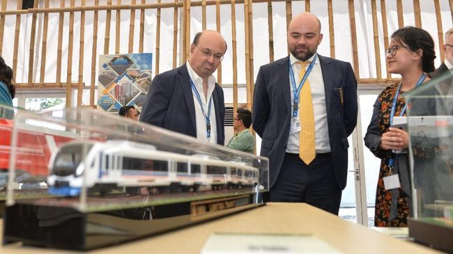 Jakarta-Bandung HSR System Steals Spotlight at IMF-WB Meeting Among those showcased at Indonesia Pavilion exhibition was Indonesia's high-speed railway project that captured guests' attention.